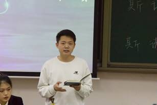 人們?cè)诳磁_(tái)上的人在講話
描述已自動(dòng)生成