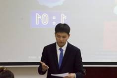 穿著西裝筆挺的男子與配字
描述已自動(dòng)生成