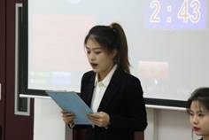 穿著西裝筆挺的男子正在演講
描述已自動(dòng)生成