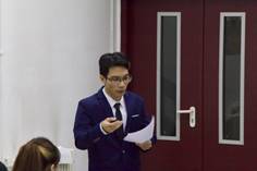 圖片包含 人, 建筑, 男人, 站
描述已自動(dòng)生成