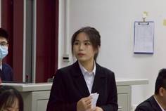 穿著西裝筆挺的男子與桌子上的小孩們
中度可信度描述已自動(dòng)生成