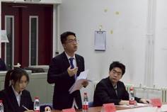 幾個(gè)人在桌子前
描述已自動(dòng)生成